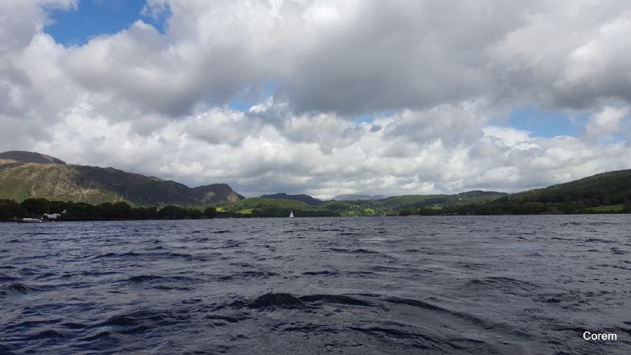 הנוף סביב האגם